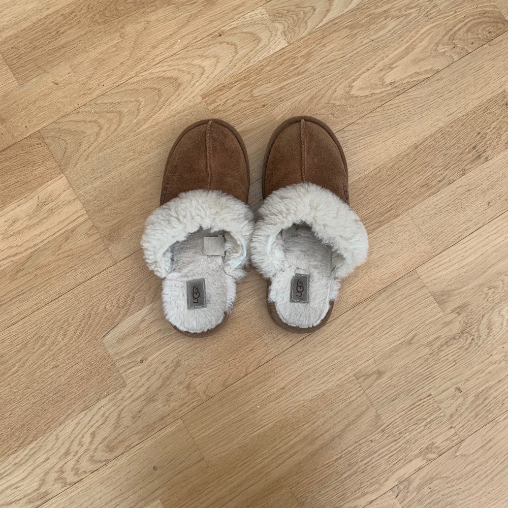 Ugg li slippers, Unisex size 5/6 US, Camel with white sherpa